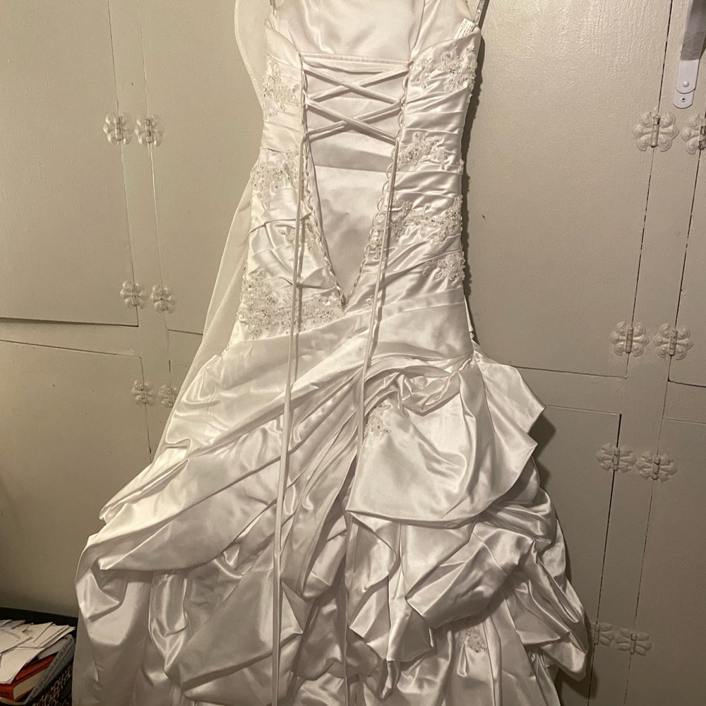 Wedding dress - Picture 2 of 6
